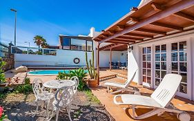 Villa Tías